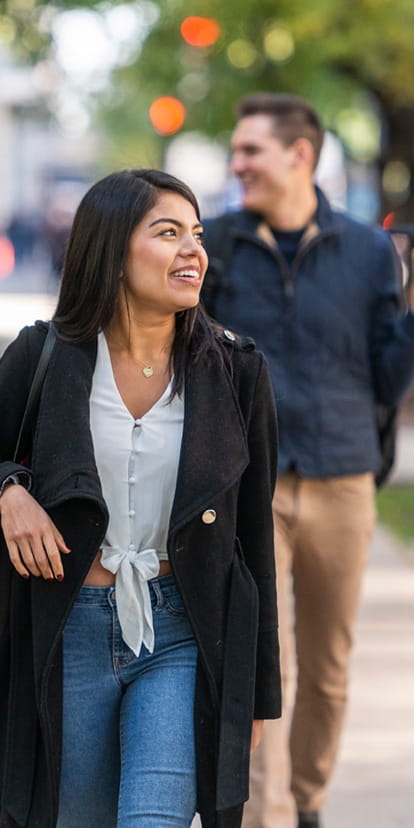 Kellogg Evening & Weekend MBA students walking to the downtown Chicago campus
