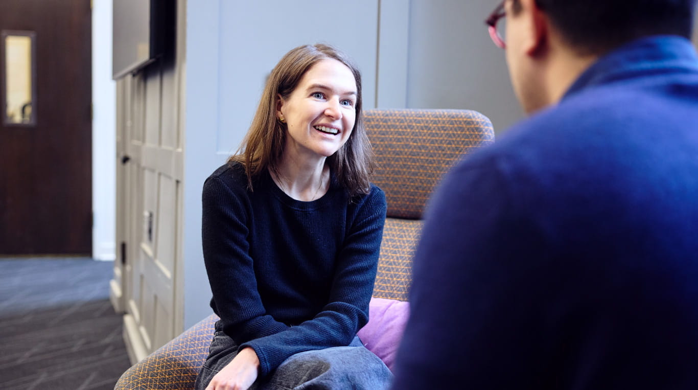 A one-on-one discussion between Kellogg EMBA students 