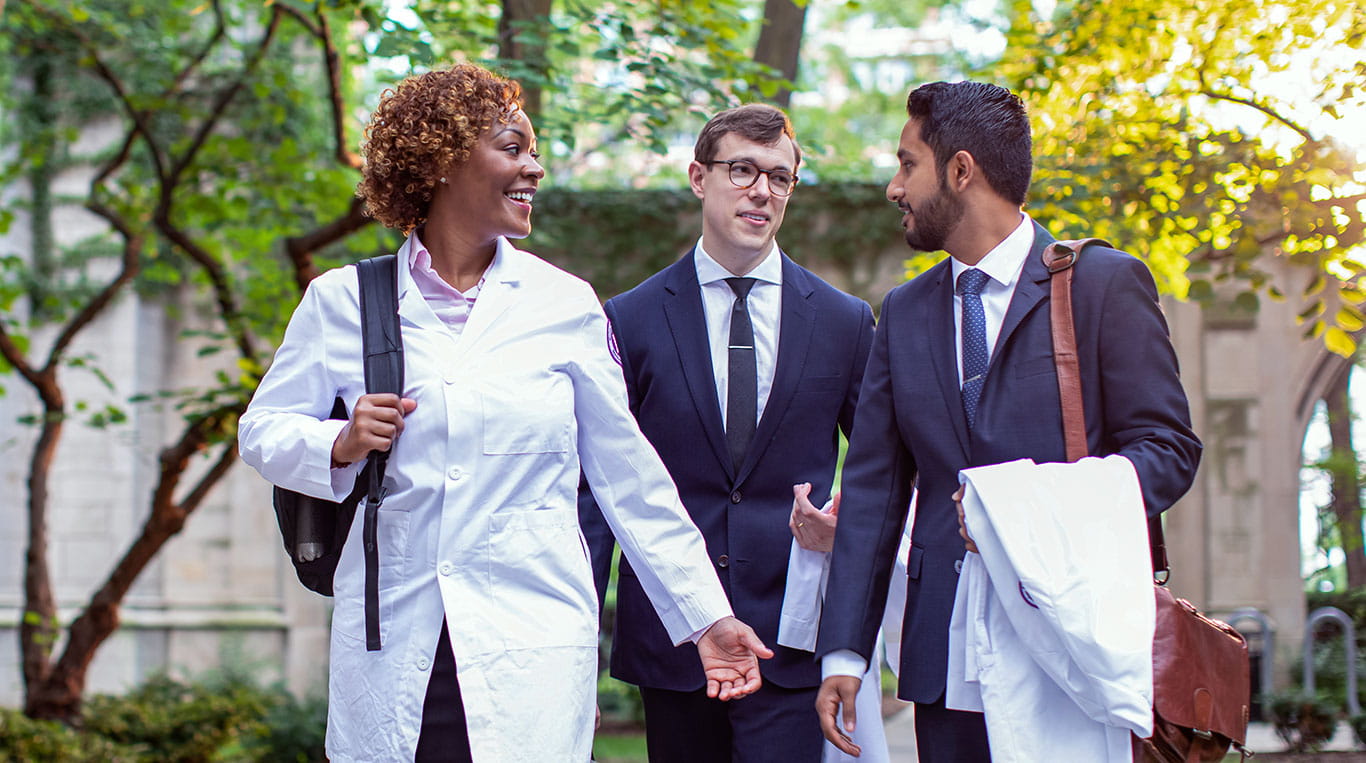 Kellogg students walking outside the Chicago campus