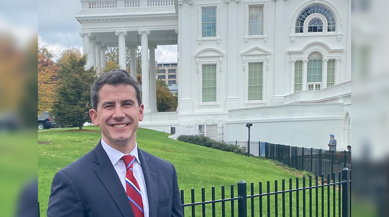 Kellogg alumni Graham Van Hook in front of the White House