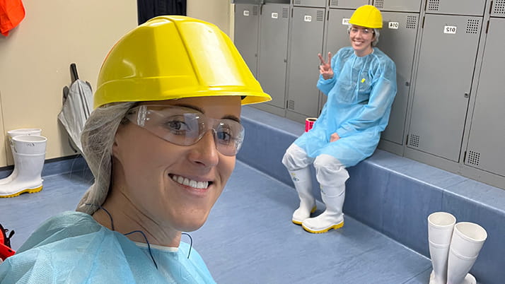  Audrey Melville ’23 MBA and Emily Williams ’23 MBA in New Zealand as part of their immersion MBA experience