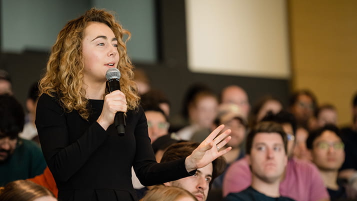 An MBA student asking Kellogg alumna Liz Williams a question about her career pivot from tech into consumer space.