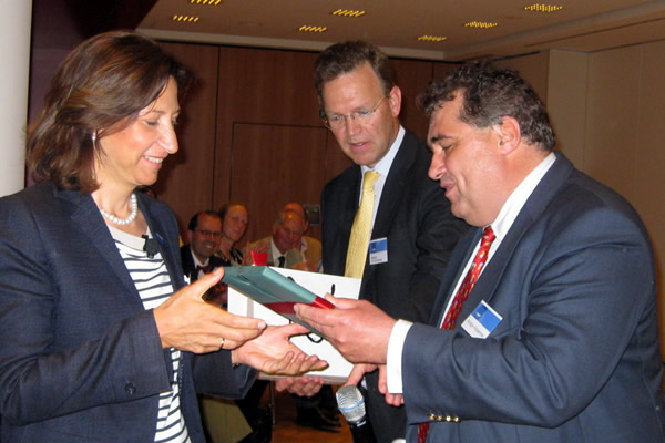 Pictured from left to right: Margaret Suckale EMP-3, M.D., Matthias Graf von Armansperg, INSEAD Germany Club president, and Rüdiger Holzammer ’88, Kellogg Germany Club president