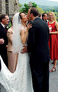 Brian Ericson '04 and Mary Anne McConnel '02 sharing a wedding kiss.